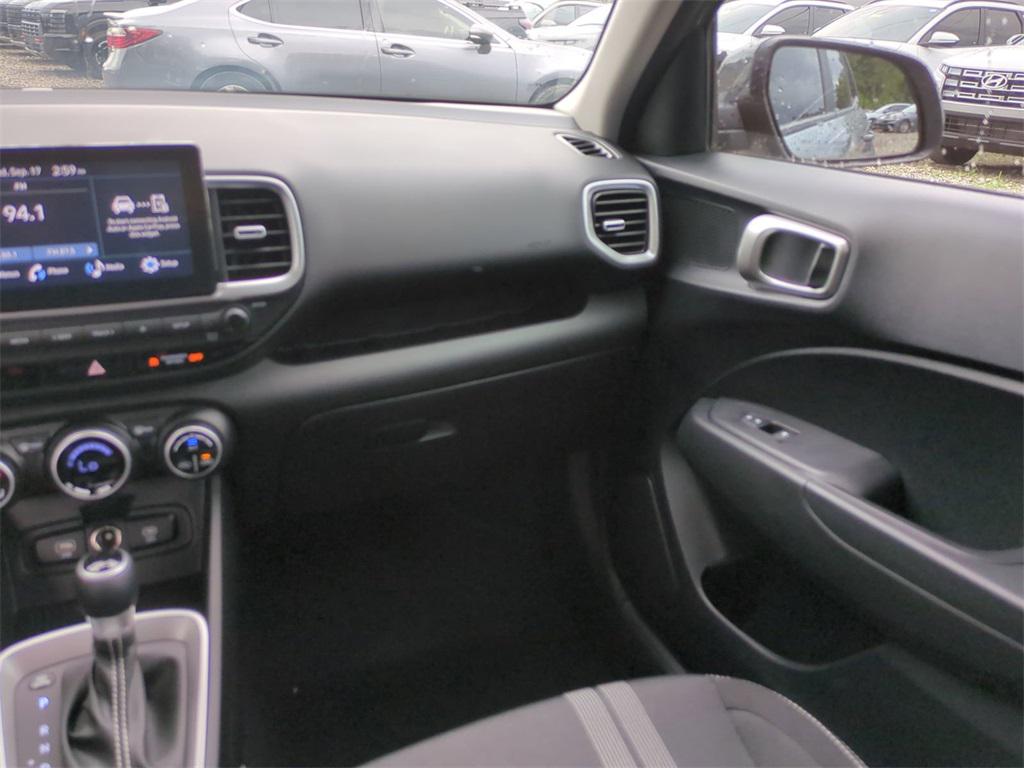2025 Hyundai Venue SEL photo 16