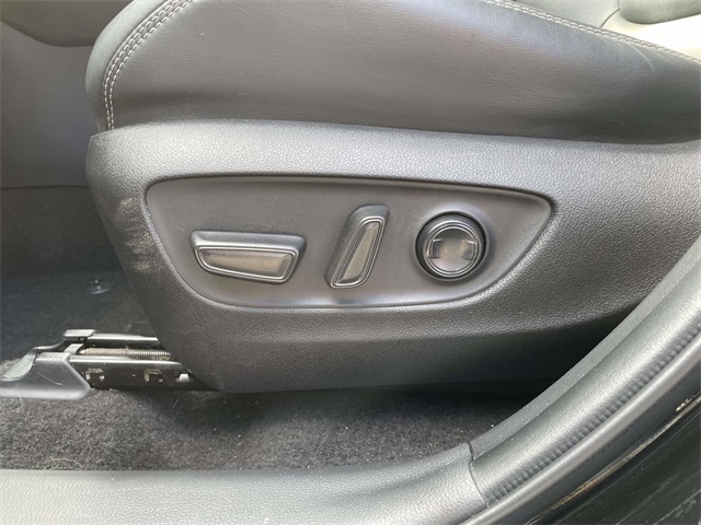 2023 Toyota RAV4 XLE Premium photo 8