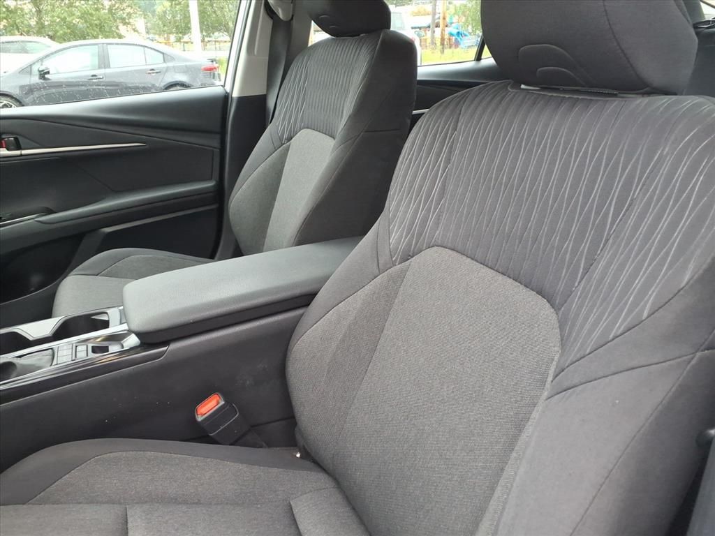 2025 Toyota Camry Hybrid LE photo 10