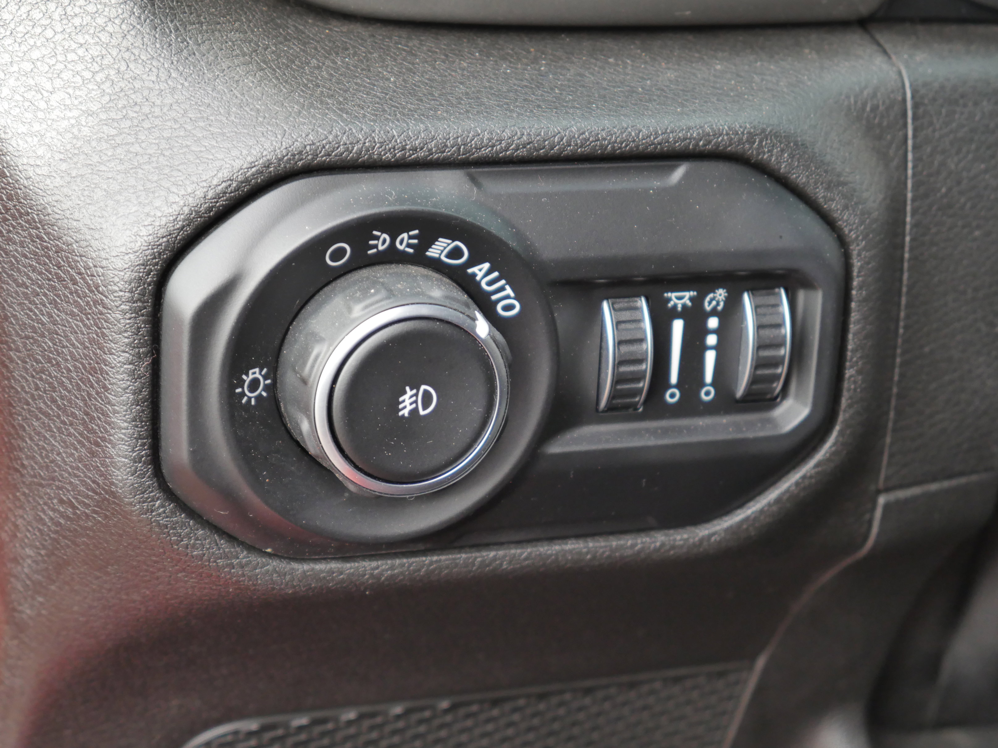 2020 Jeep Wrangler Unlimited Sahara photo 2