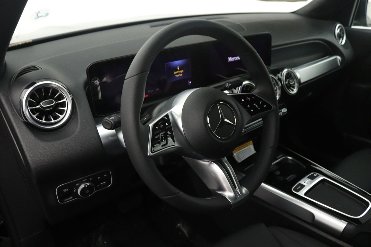 2025 Mercedes Benz GLB 250 photo 4