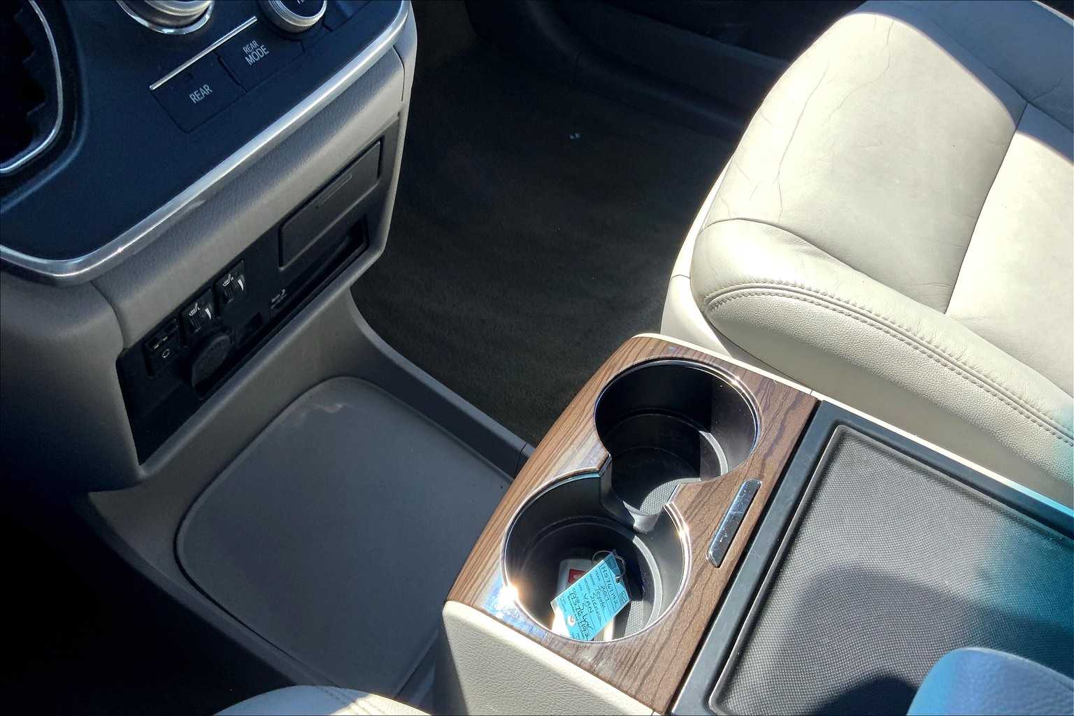 2017 Toyota Sienna XLE photo 15