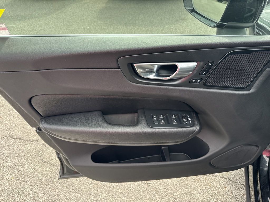 2021 Volvo XC60 T5 Momentum photo 10