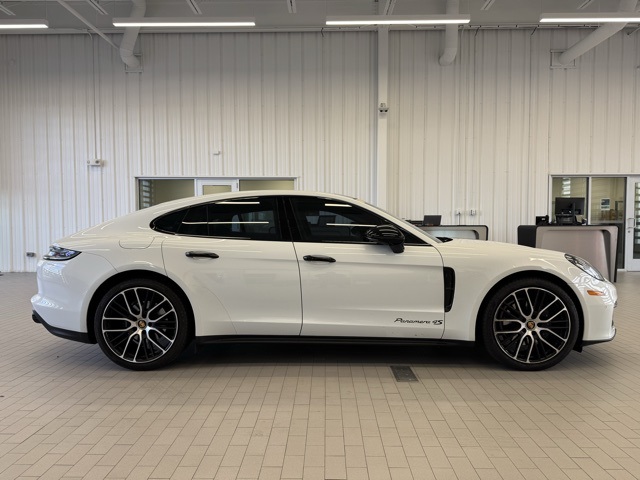 2023 Porsche Panamera 4 Platinum photo 2