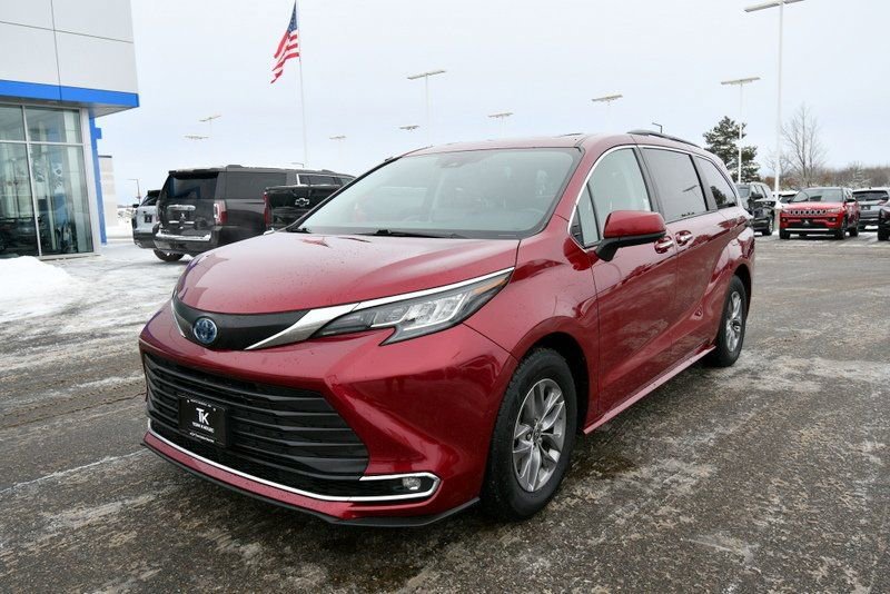 Used 2023 Toyota Sienna XLE with VIN 5TDYRKEC2PS172996 for sale in North Branch, Minnesota
