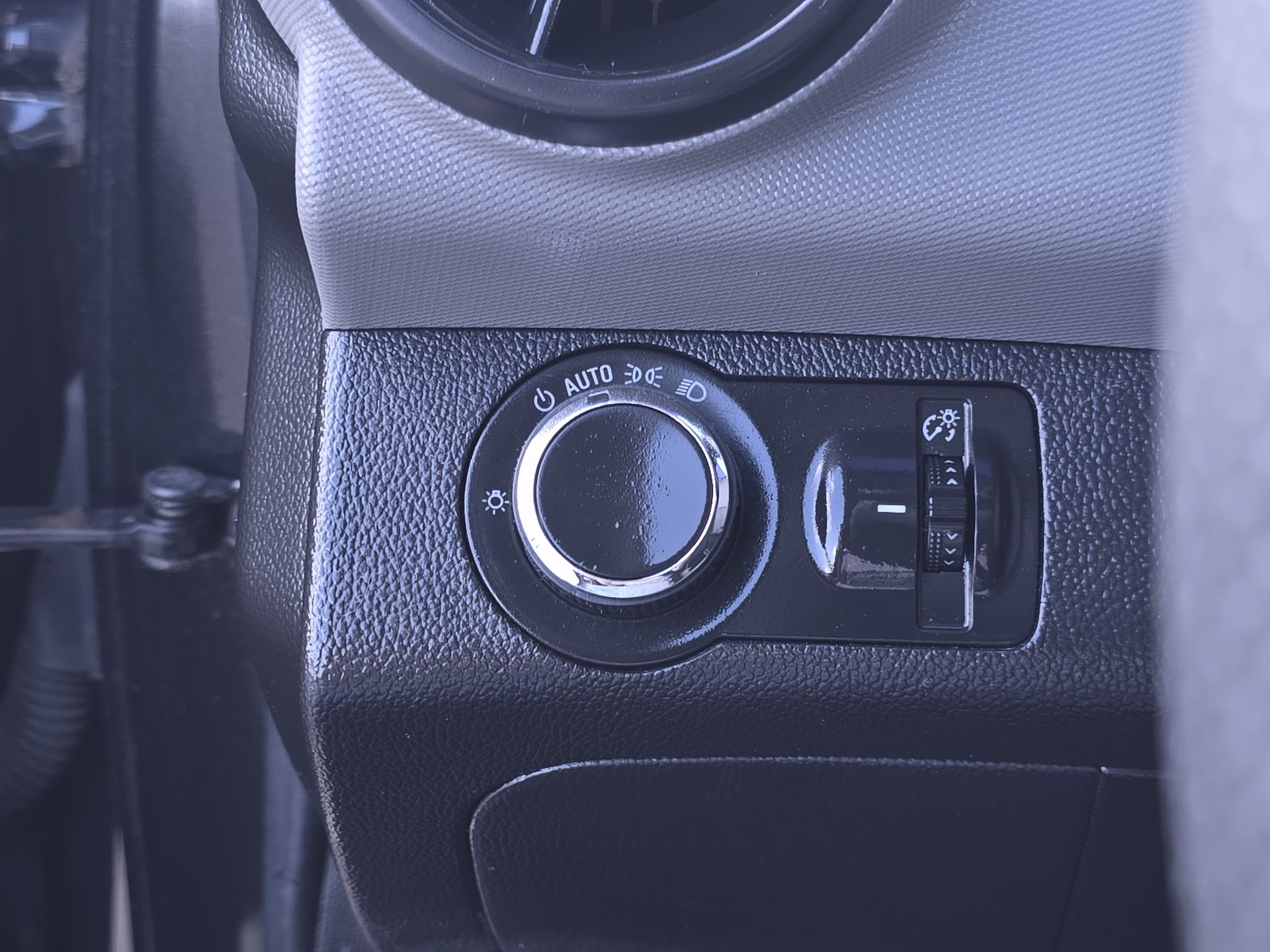 2013 Chevrolet Sonic LS photo 14