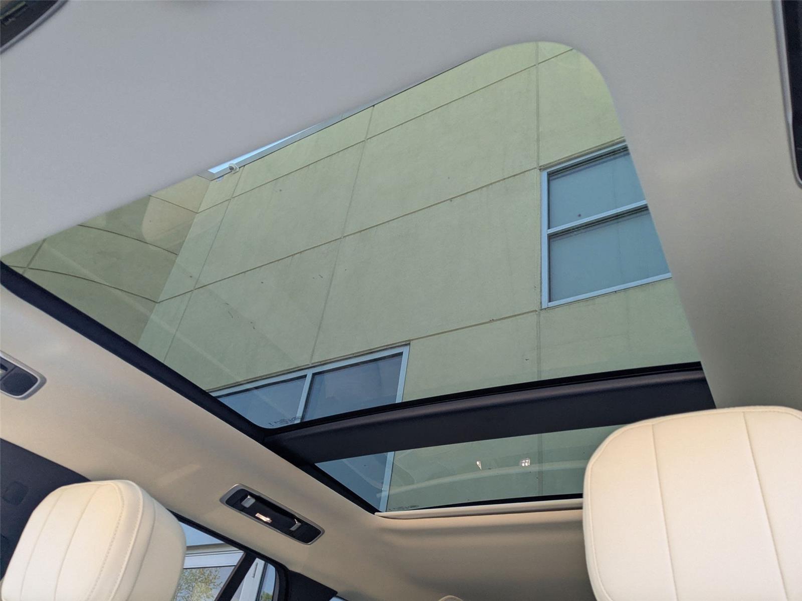 2025 Land Rover Range Rover SE photo 18