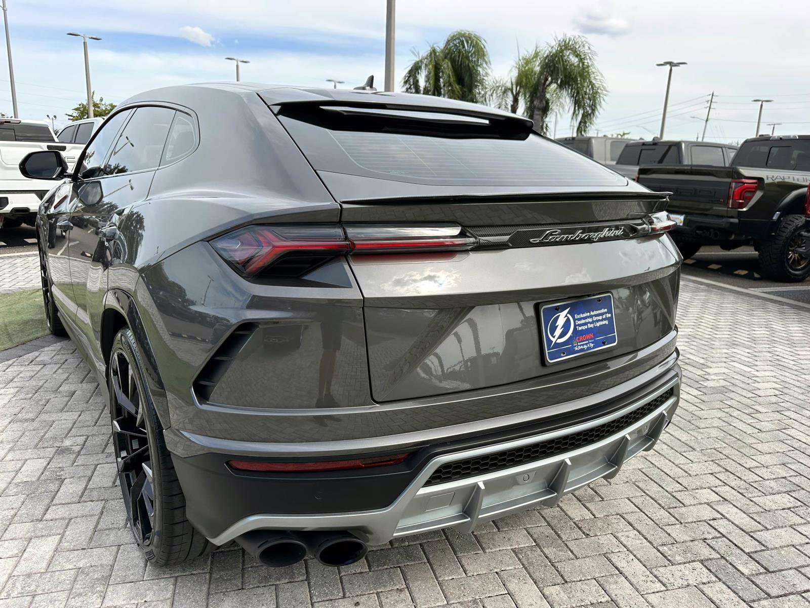 2022 Lamborghini Urus Base photo 9