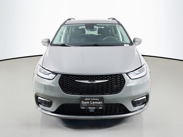 2022 Chrysler Pacifica Touring L photo 2