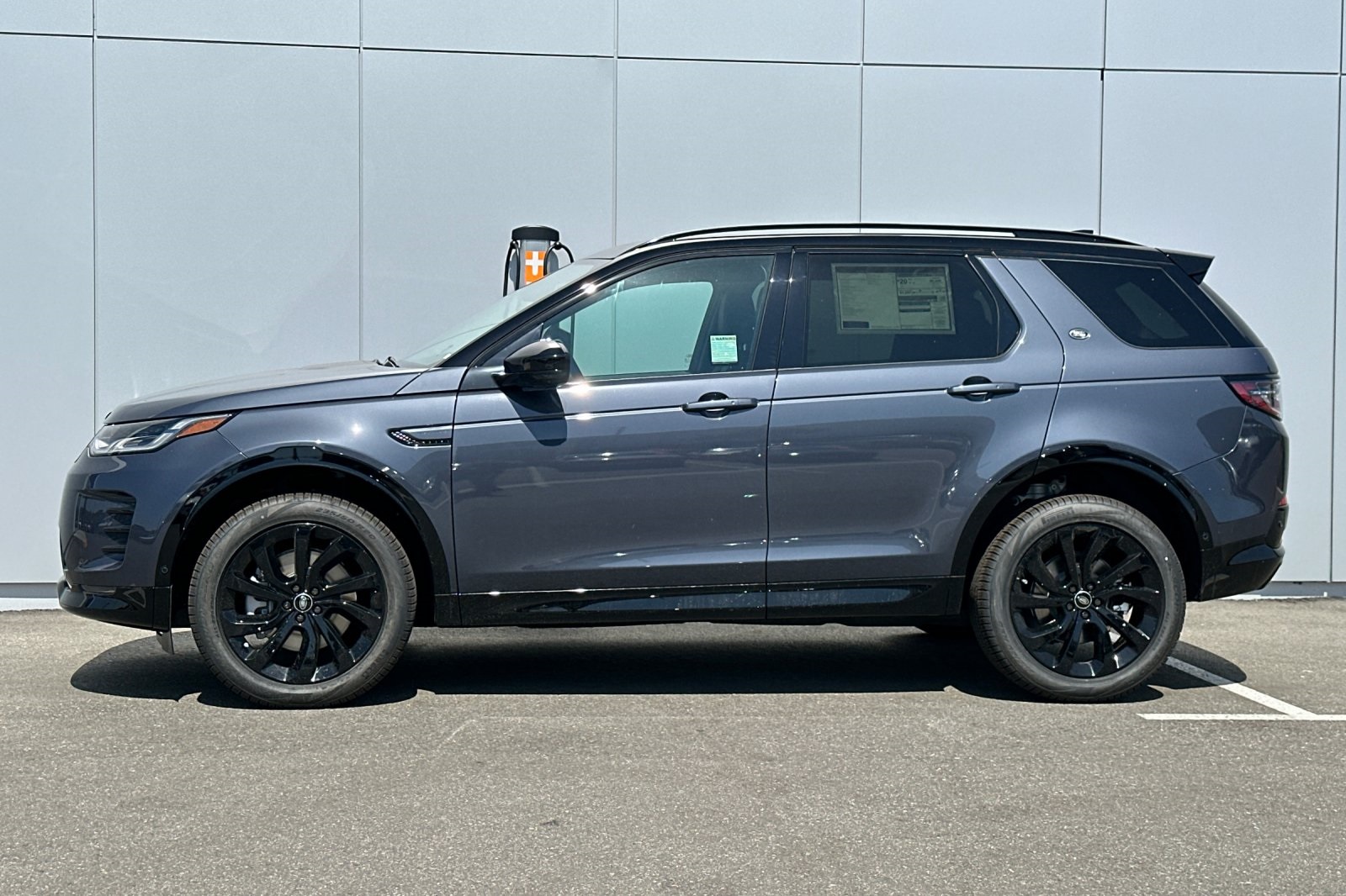 2025 Land Rover Discovery Sport Dynamic SE photo 3
