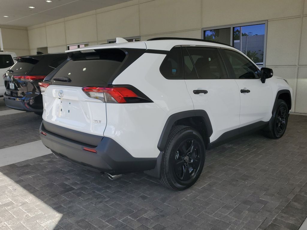 2025 Toyota RAV4 XLE photo 4