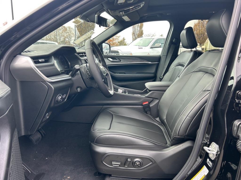 2025 Jeep Grand Cherokee Limited photo 4