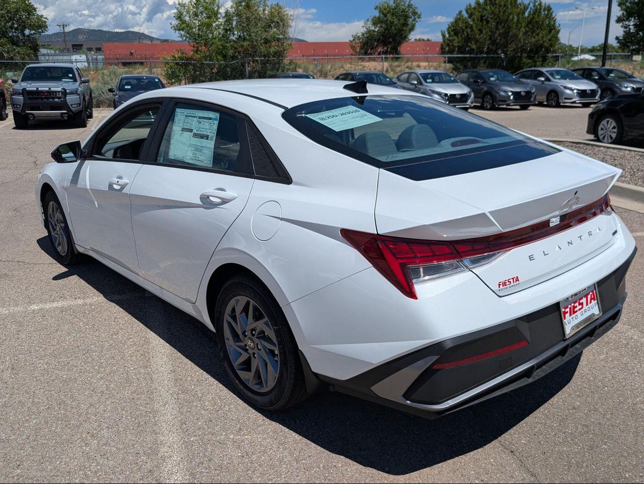 2025 Hyundai Elantra Hybrid Blue photo 3