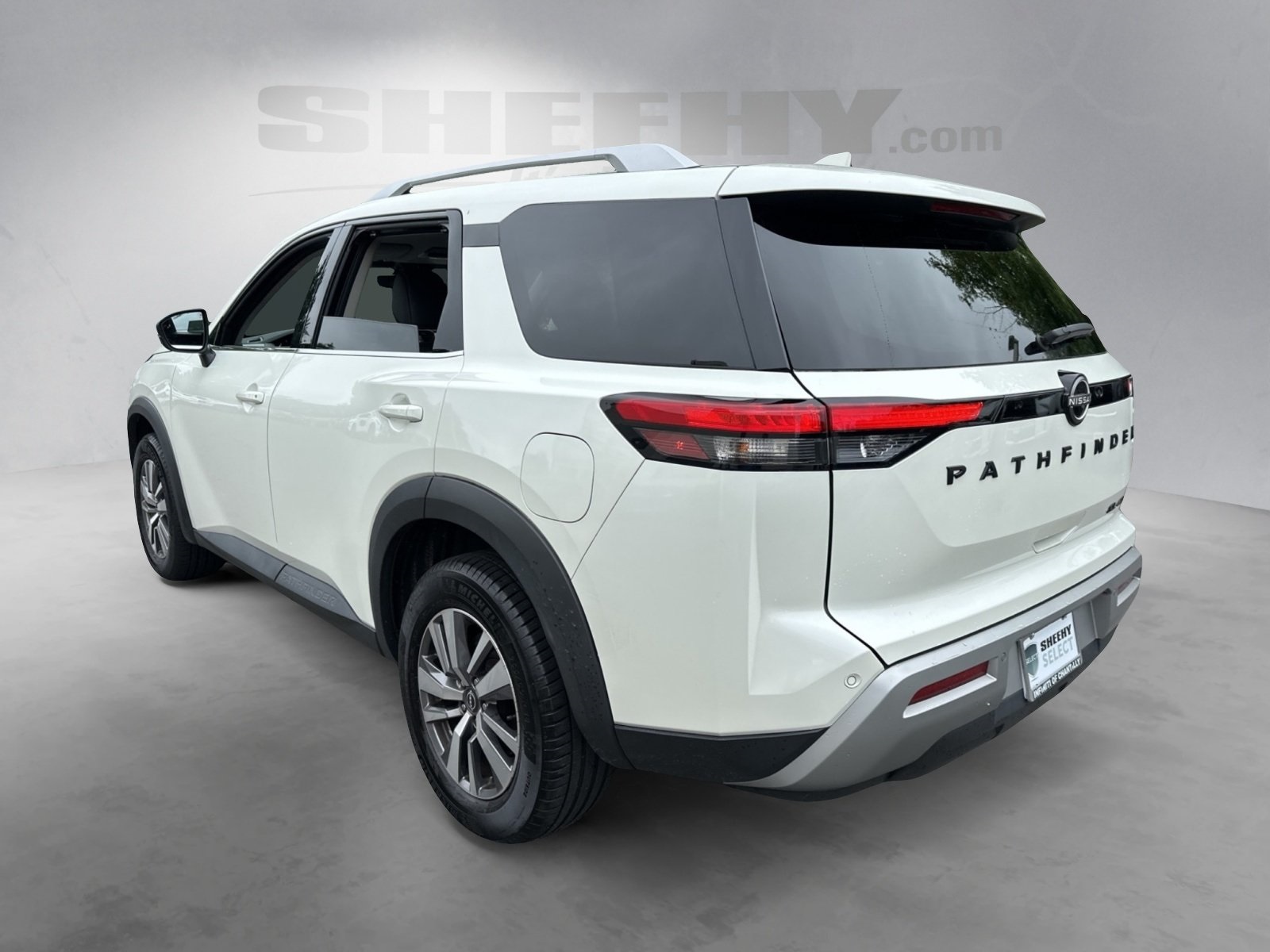 2023 Nissan Pathfinder SL photo 5