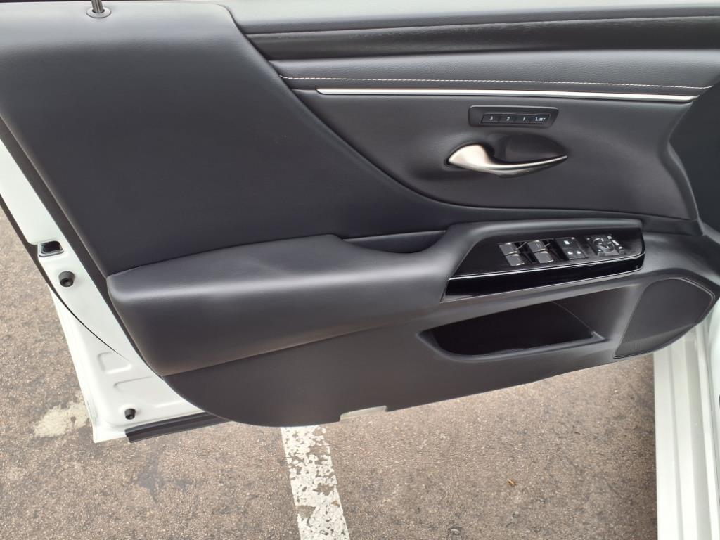 2025 Lexus ES 300h photo 11
