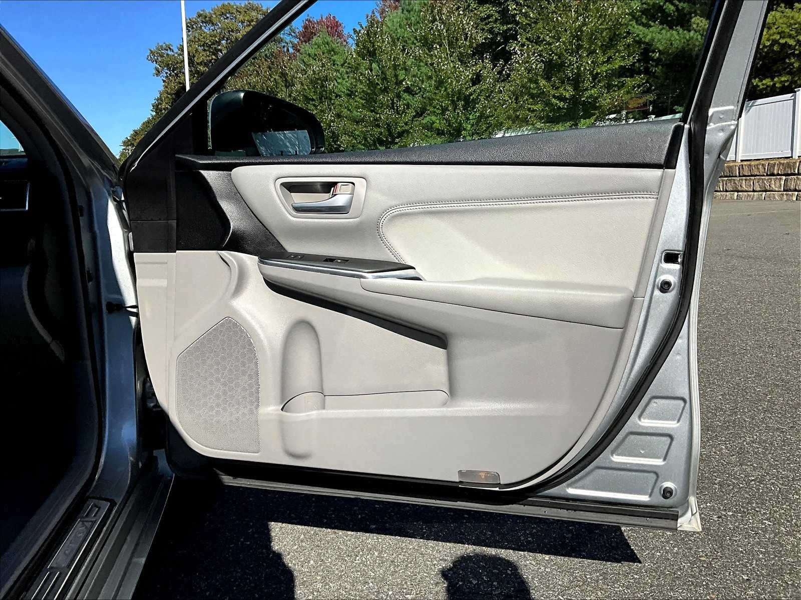 2016 Toyota Camry XLE photo 12