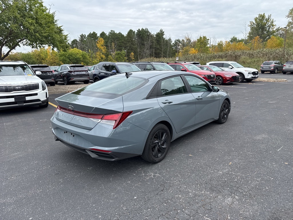 2022 Hyundai Elantra SEL photo 5