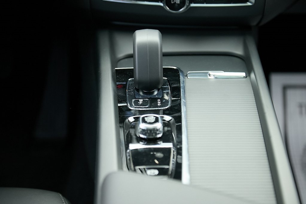 2025 VOLVO XC60 - Image 24