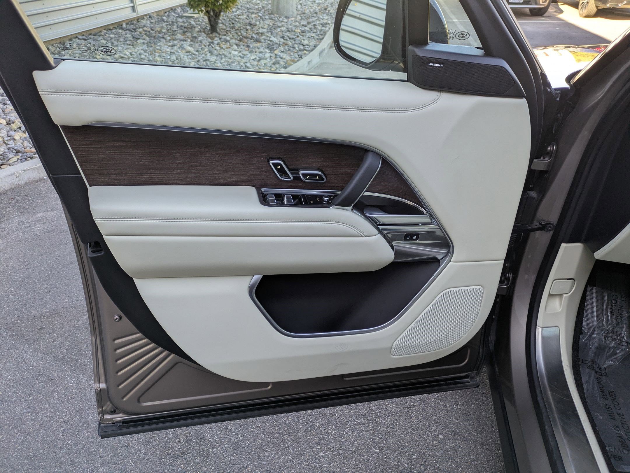 2023 Land Rover Range Rover SE photo 12