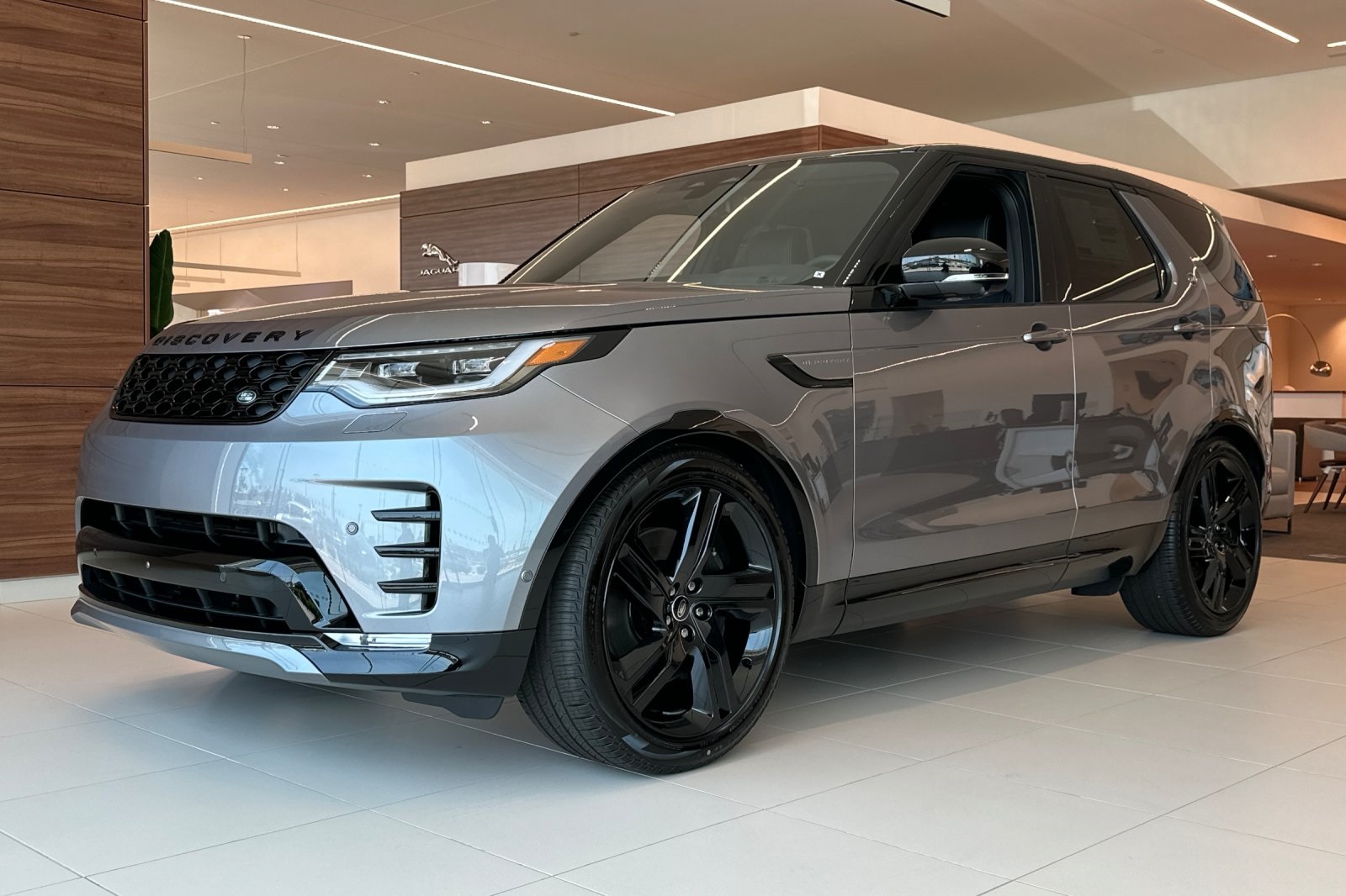 2025 Land Rover Discovery SE photo 2