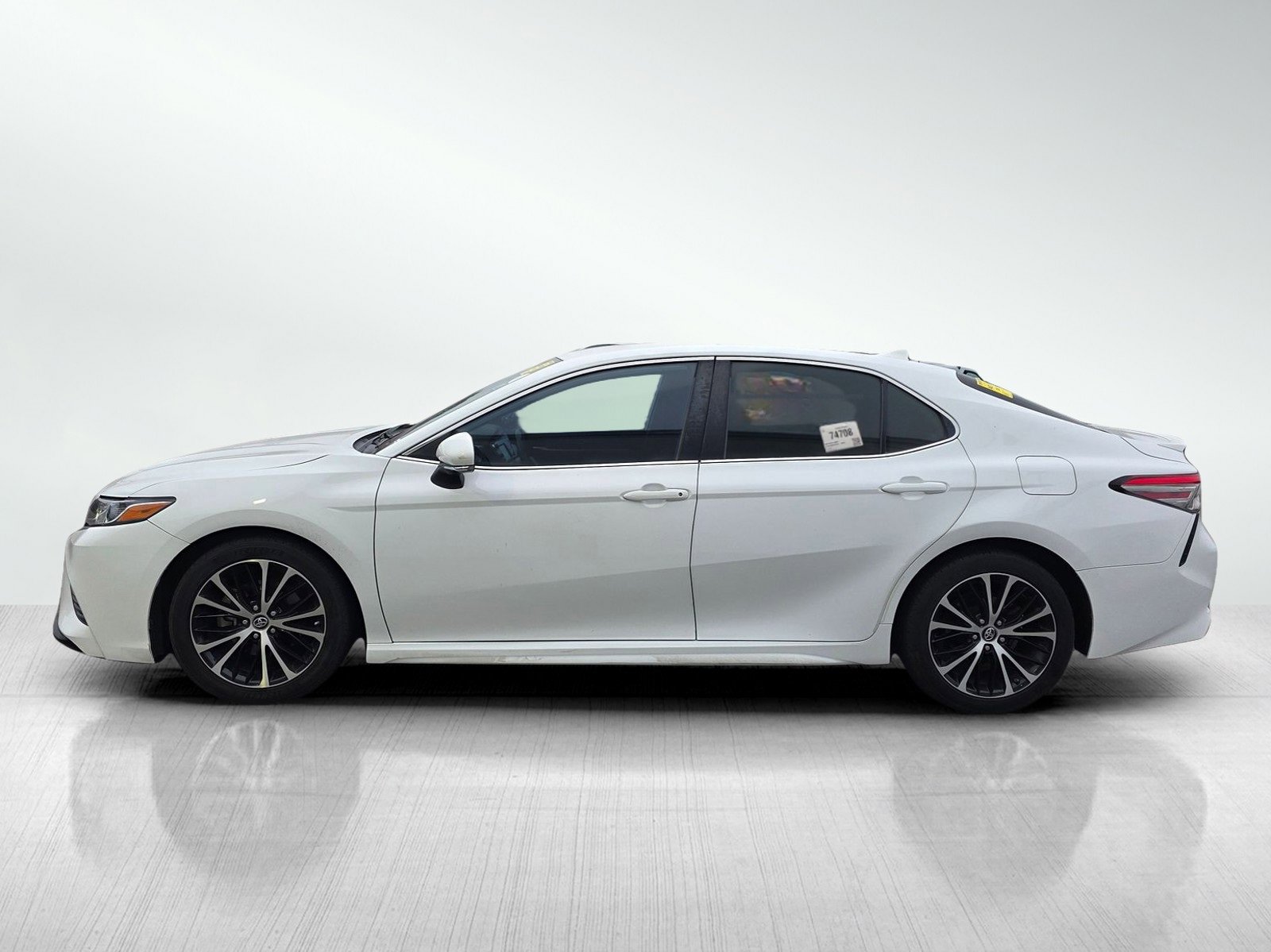 2019 Toyota Camry SE photo 4