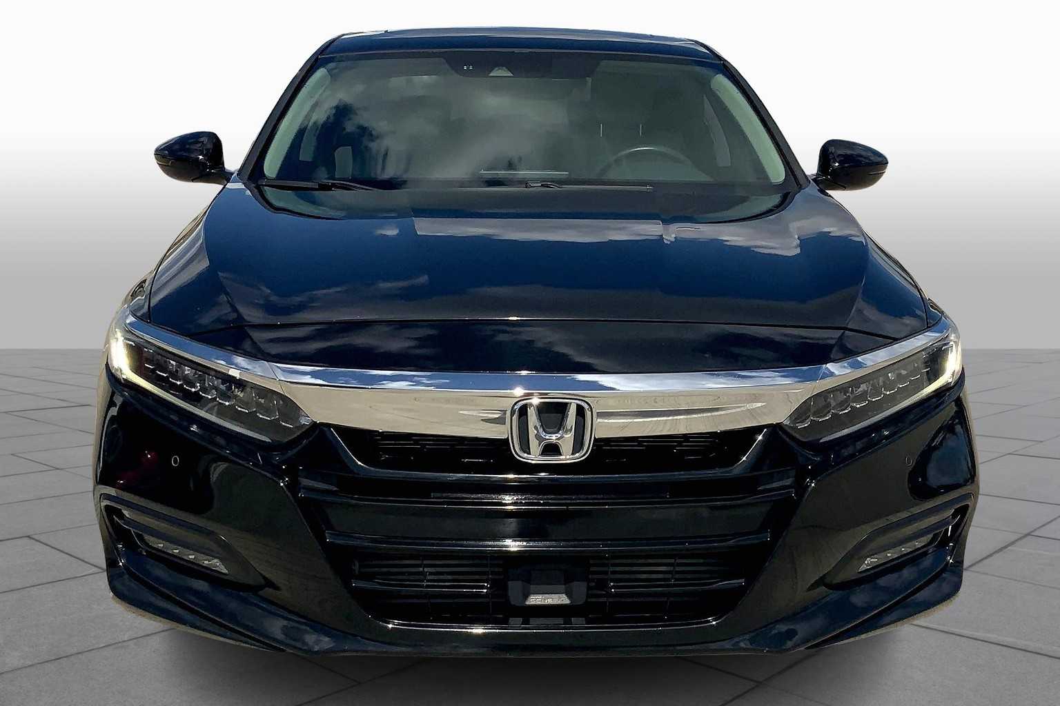 2018 Honda Accord Touring 1.5T photo 3