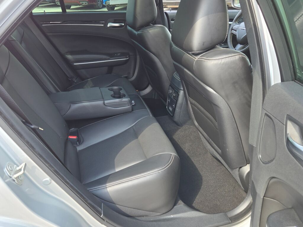 2023 Chrysler 300 photo 7