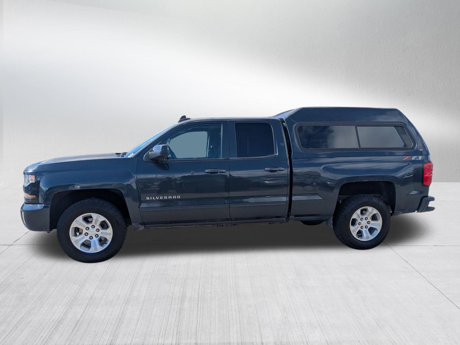 2018 Chevrolet Silverado 1500 LT photo 2