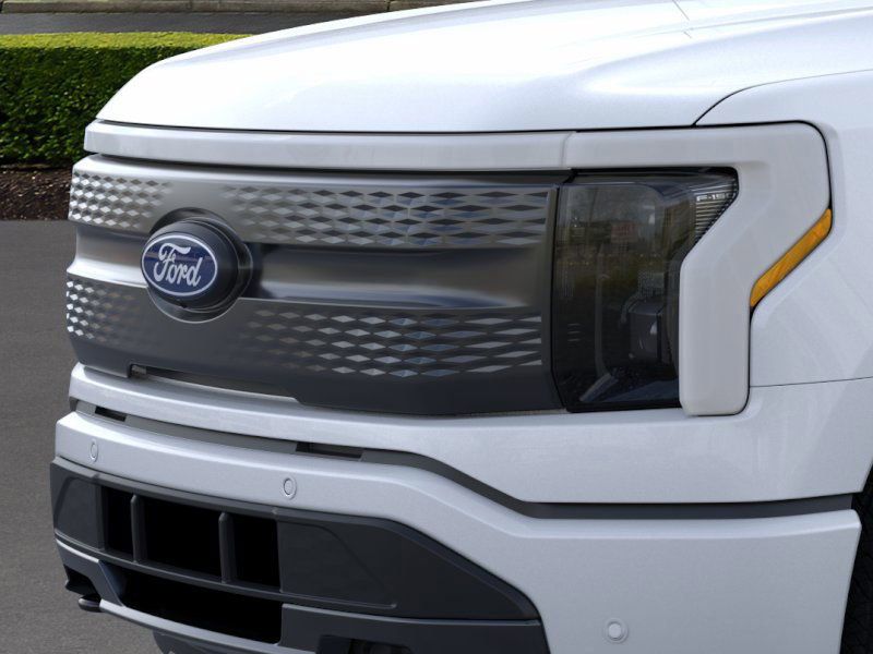 2025 Ford F-150 Lightning XLT photo 13