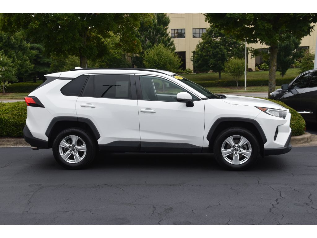 2020 Toyota RAV4 XLE photo 3