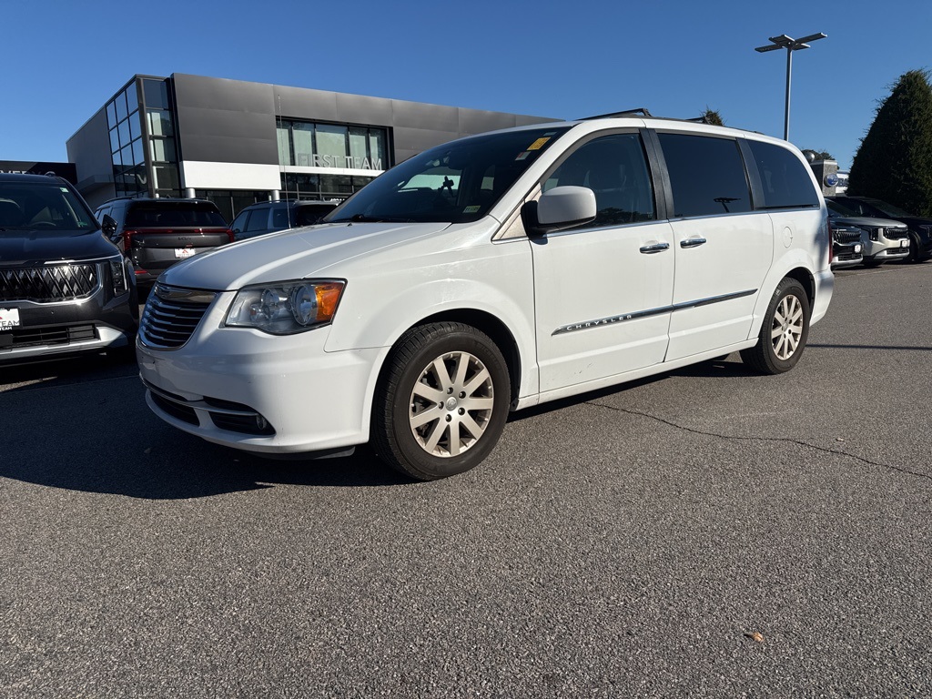 2016 Chrysler Town & Country Touring photo 2