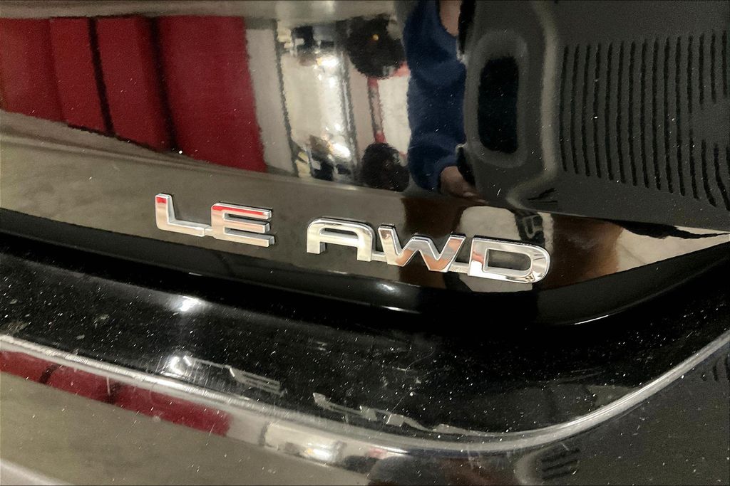 2024 Toyota Highlander LE photo 2