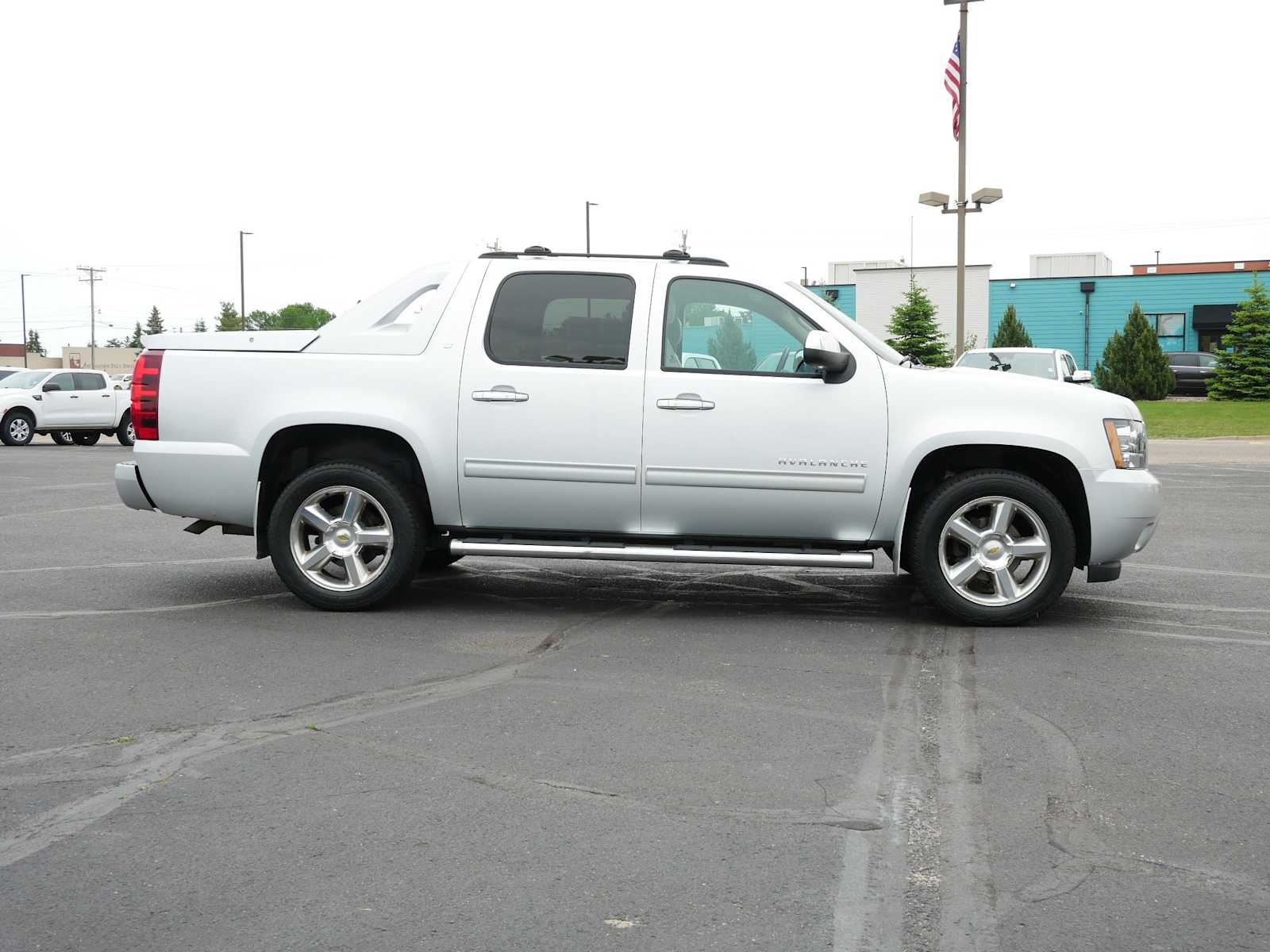 2012 Chevrolet Avalanche LT photo 2