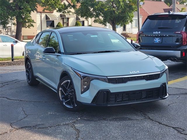 2025 Kia K4 GT-Line photo 2