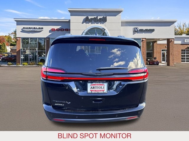 2021 Chrysler Pacifica Touring photo 2