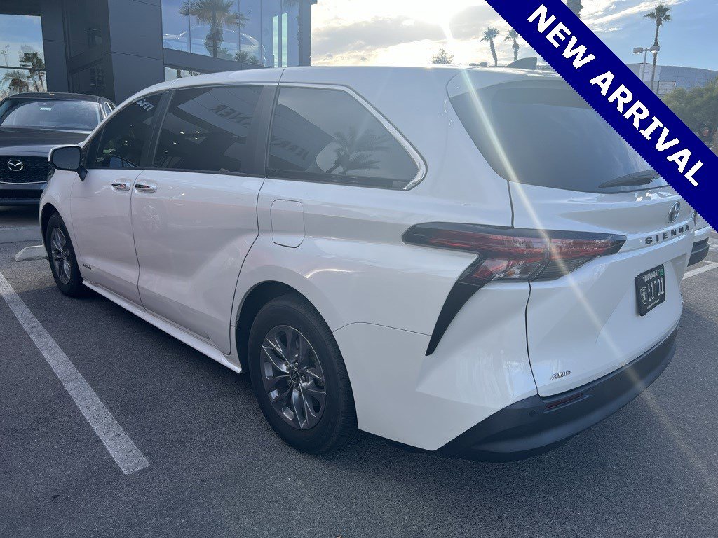 2021 Toyota Sienna XLE photo 4