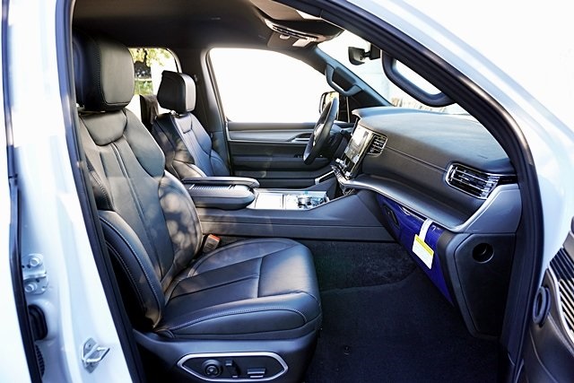 New 2025 Bright White Clear-Coat Exterior Paint Jeep Series II image 15