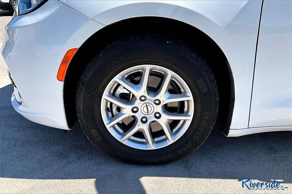 2024 Chrysler Pacifica Touring L photo 7