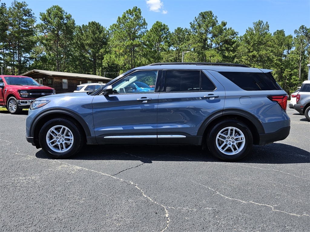 2025 Ford Explorer photo 3