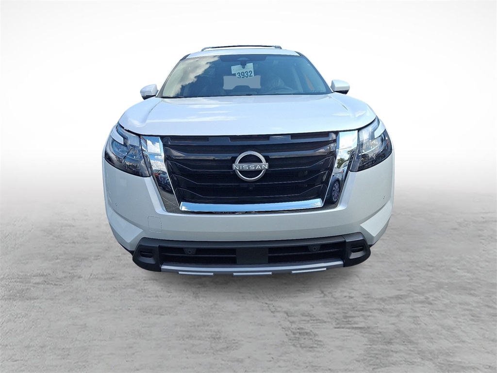 2025 Nissan Pathfinder Platinum photo 2