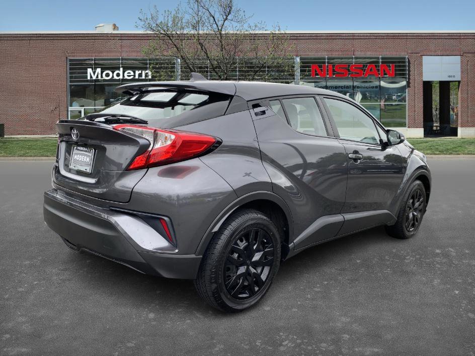 2020 Toyota C-HR LE photo 4
