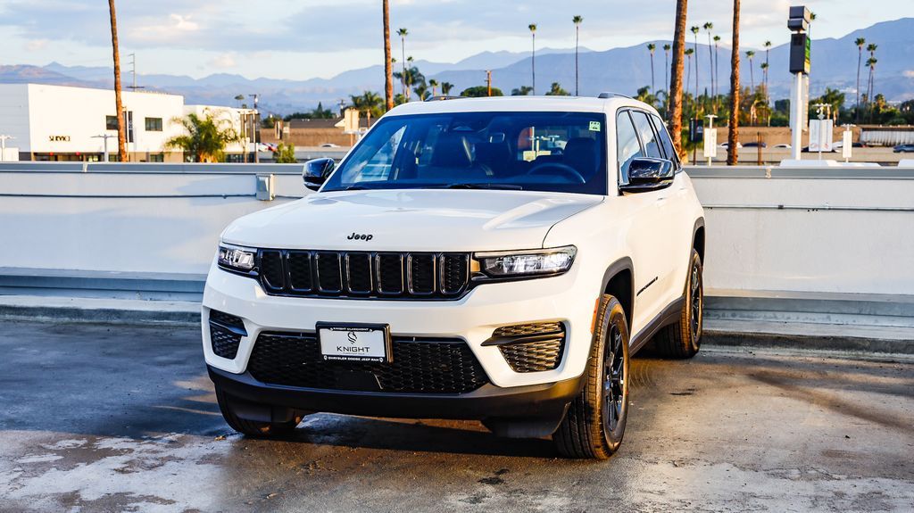 2025 Jeep Grand Cherokee Laredo Altitude photo 4