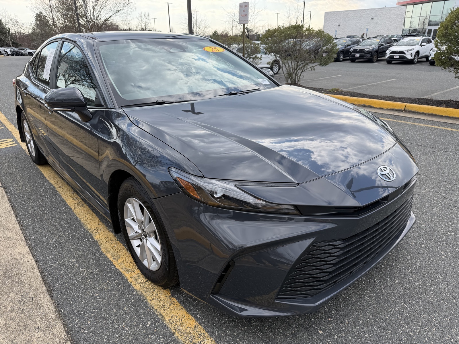 2025 Toyota Camry LE's photo