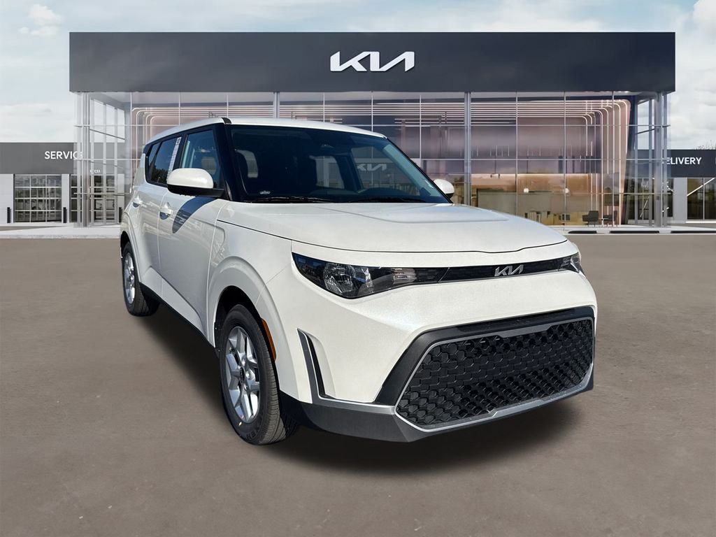 2025 Kia Soul LX's photo