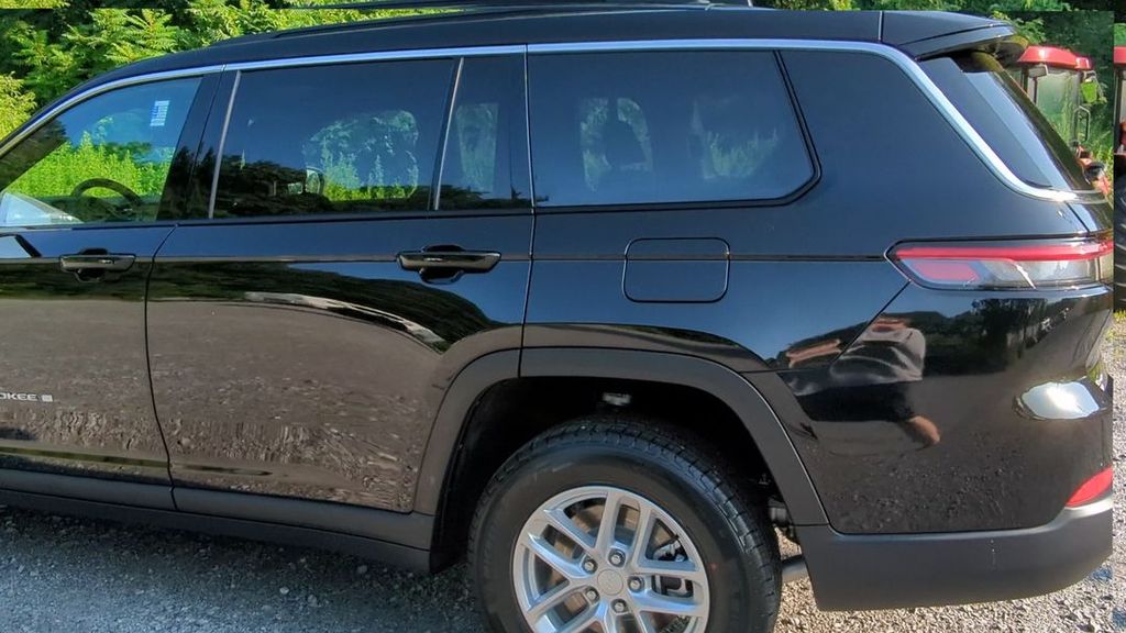 2025 Jeep Grand Cherokee Laredo X photo 2
