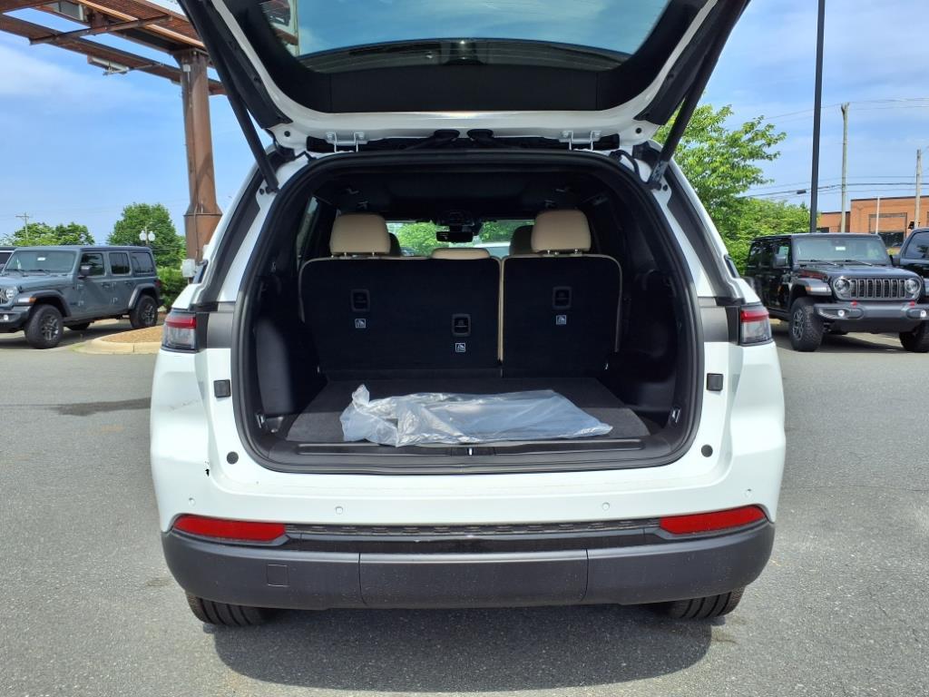 2025 Jeep Grand Cherokee Limited photo 16