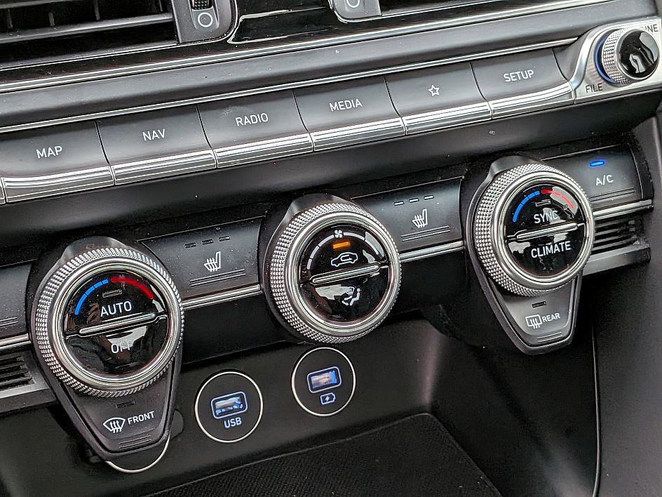 2023 Genesis G70 2.0T photo 23