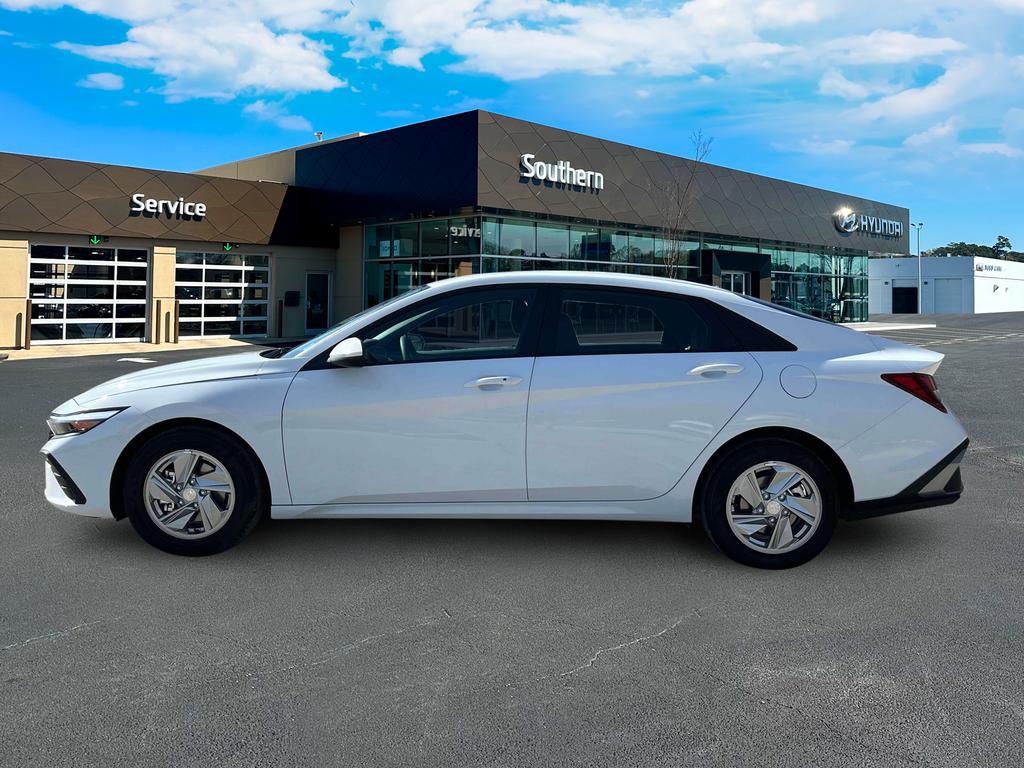 2025 Hyundai Elantra SE photo 3