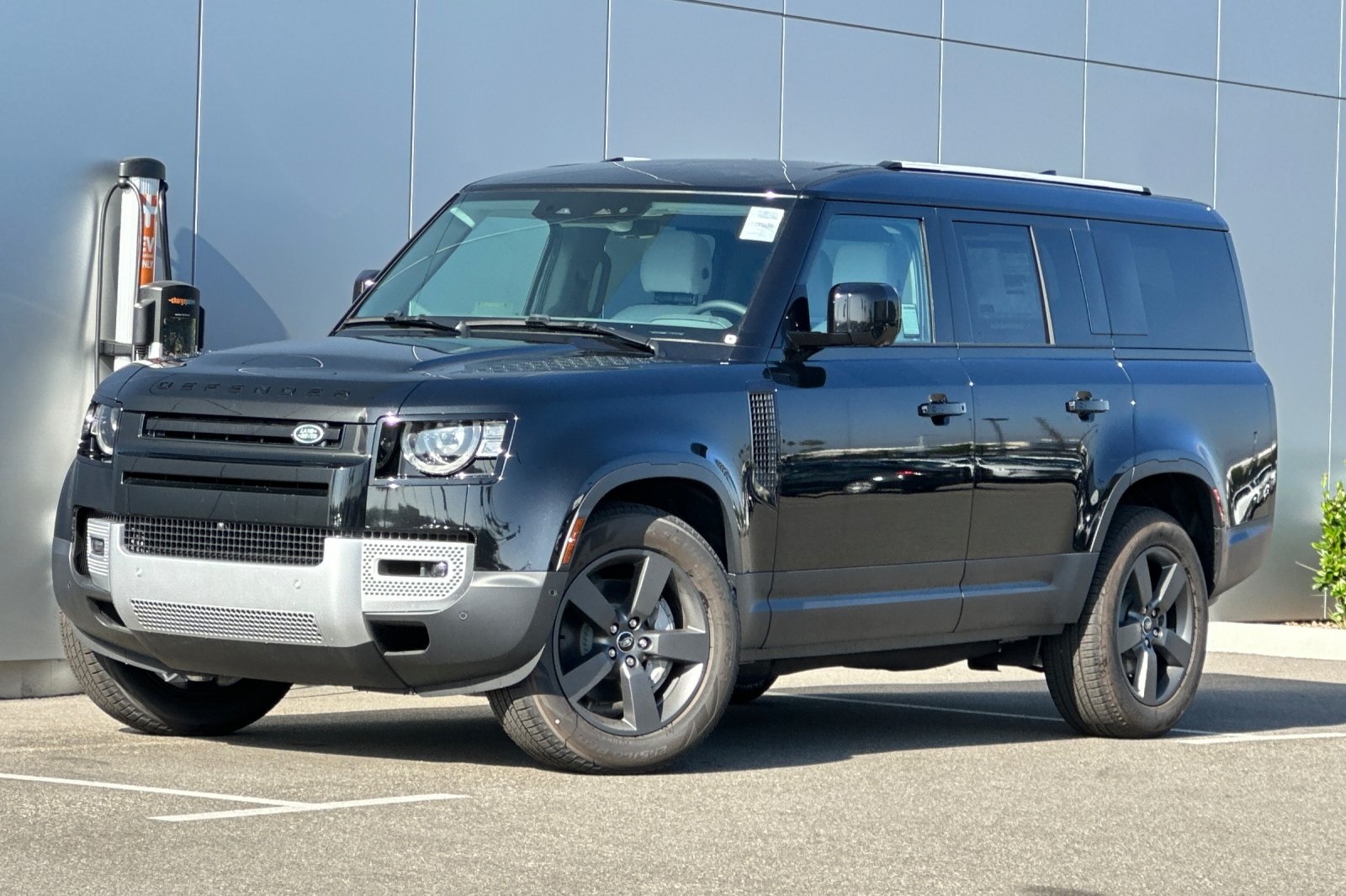 2025 Land Rover Defender S's photo