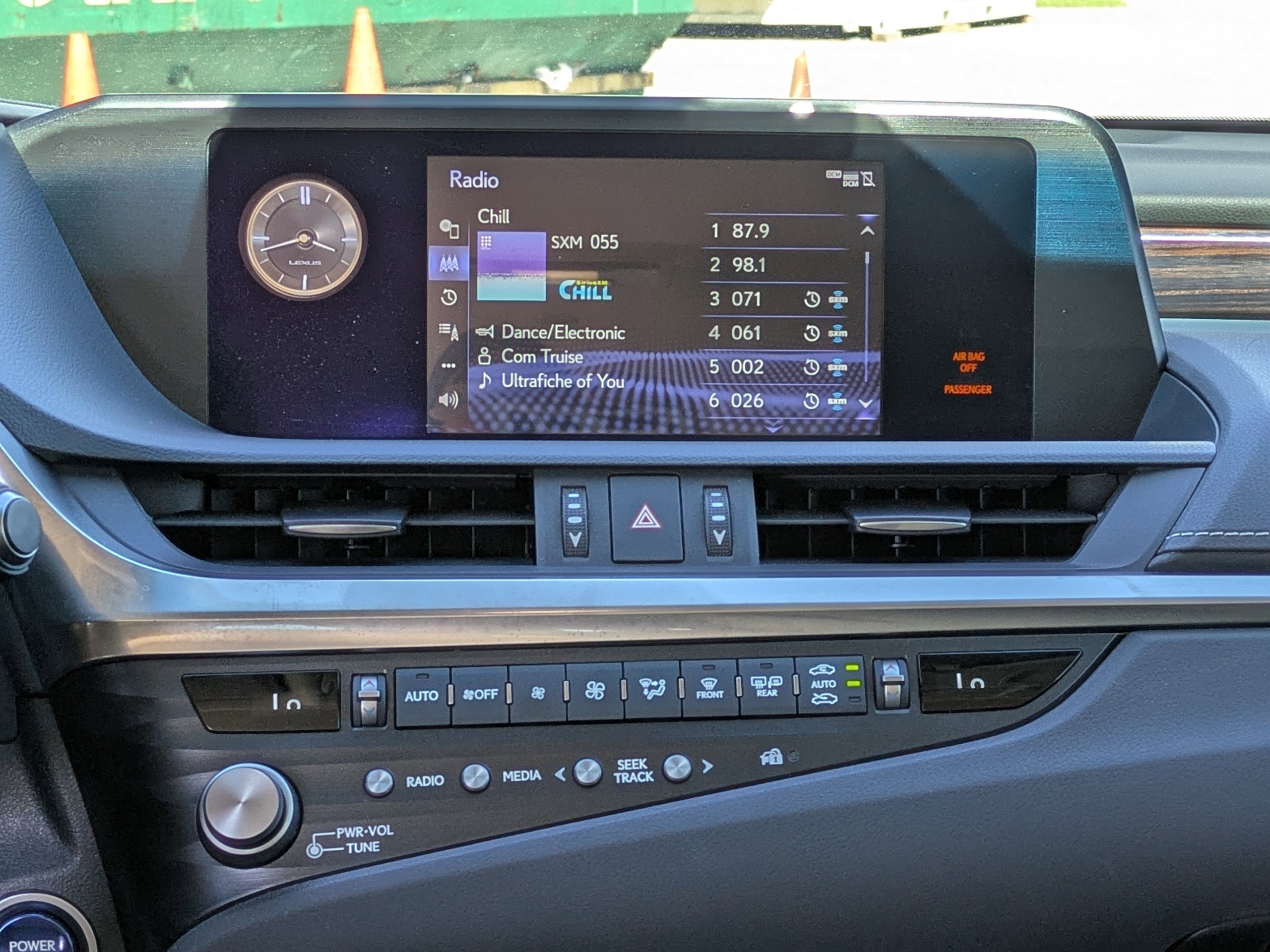 2021 Lexus ES 300h photo 13